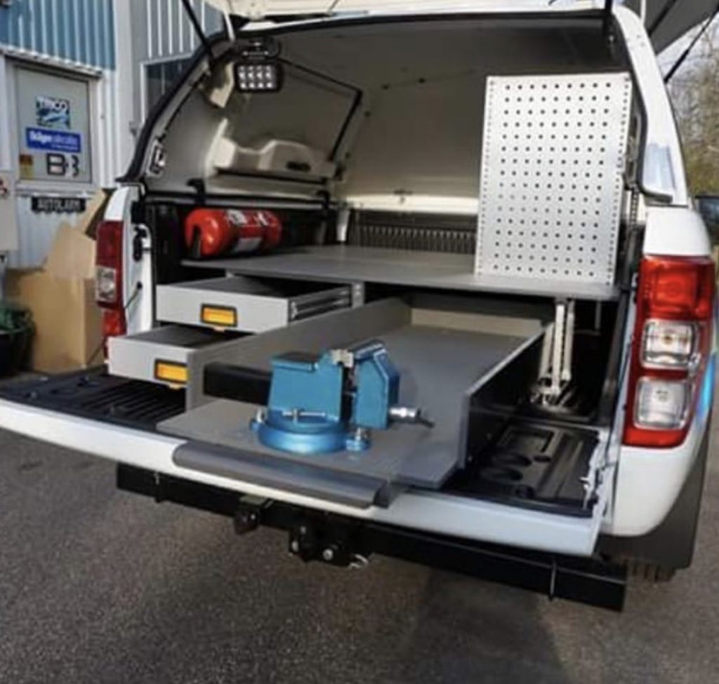 Vit pick-up utrustad med bilinredning 3
